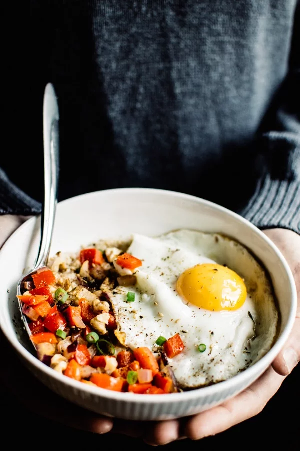 Savory Oatmeal with Cheddar and Fried Egg #breakfast #recipe