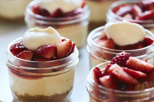 Mini Mason Jar Strawberry Cheesecakes #recipe #dessert