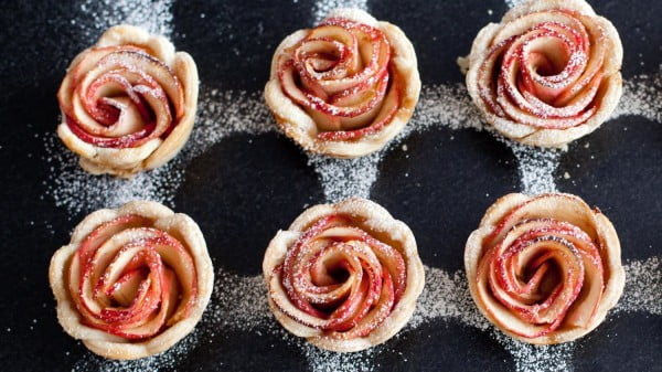 Sweetie Pies: A Dozen Mini Edible Roses #dessert #appleplie #recipe