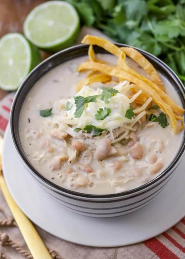 BEST White Chicken Chili Recipe (+VIDEO) #chicken #soup #dinner #recipe