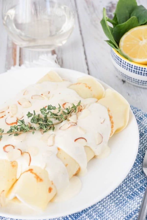 Spinach & Chicken Crepes with White Wine Cream Sauce #crepes #recipe #dinner