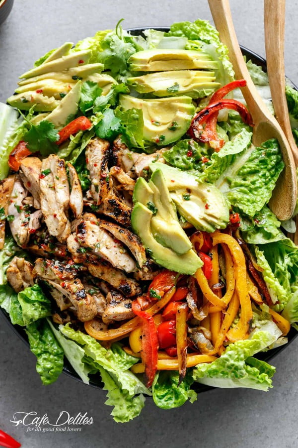 Grilled Chili Lime Chicken Fajita Salad (+ VIDEO) #recipe #salad #healthy