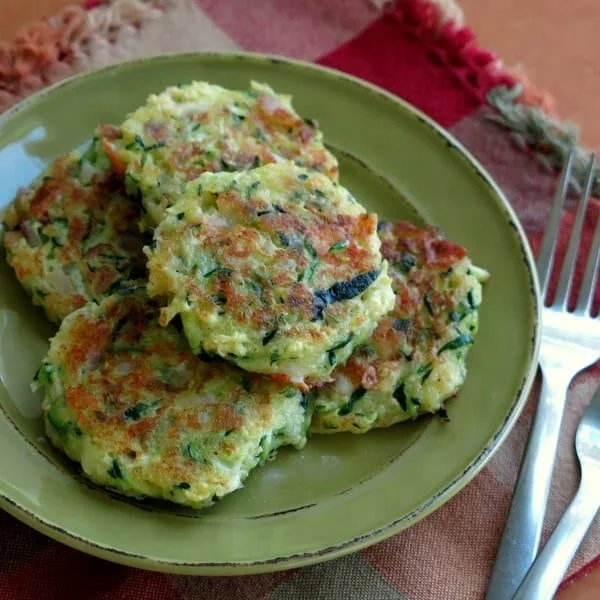 Zucchini Cakes with Feta and Red Onion #lowcalorie #recipe #dinner