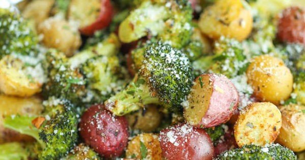 Garlic Parmesan Broccoli and Potatoes in Foil #meatless #dinner #recipe