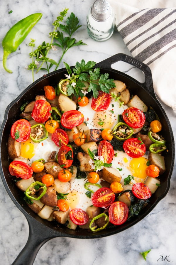 Skillet Eggs and Potato Garden Breakfast #onepan #recipe #dinner