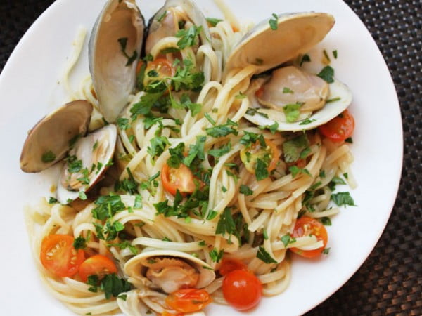 Clams with Linguini, Garlic, and Tomatoes Recipe #onepot #dinner #recipe