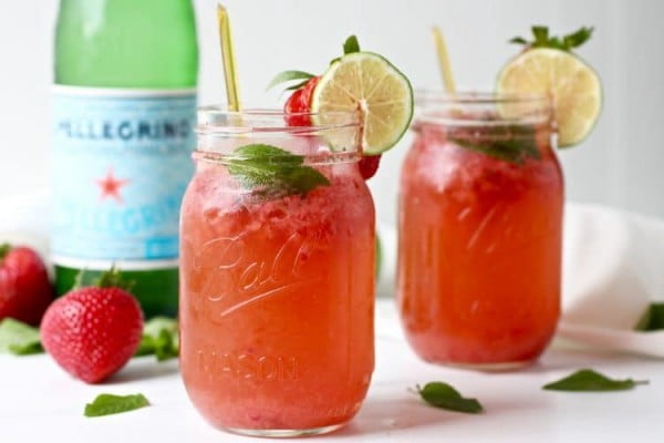 Strawberry Mojito Kombucha Cocktail #picnic #recipe #lunch