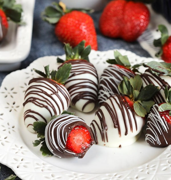 How to Make Chocolate Covered Strawberries #romantic #recipe #dessert