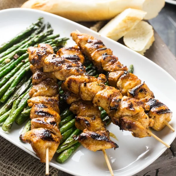 Spicy chicken skewers with roasted asparagus #chicken #spicy #dinner