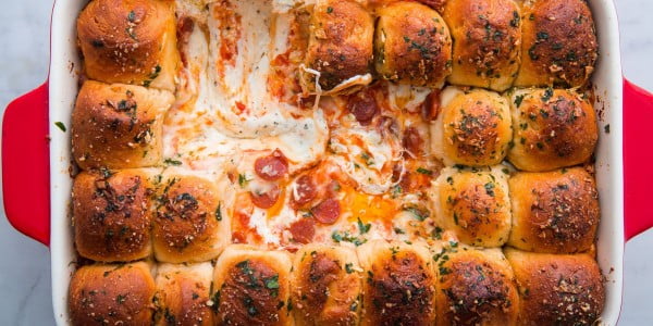 Pull-Apart Garlic Bread Pizza Dip Means Business #superbowlparty #snacks #recipe