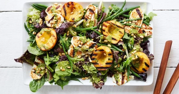 Grilled Peach and Halloumi Salad with Lemon-Pesto Dressing #vegetarian #dinner #healthyfood