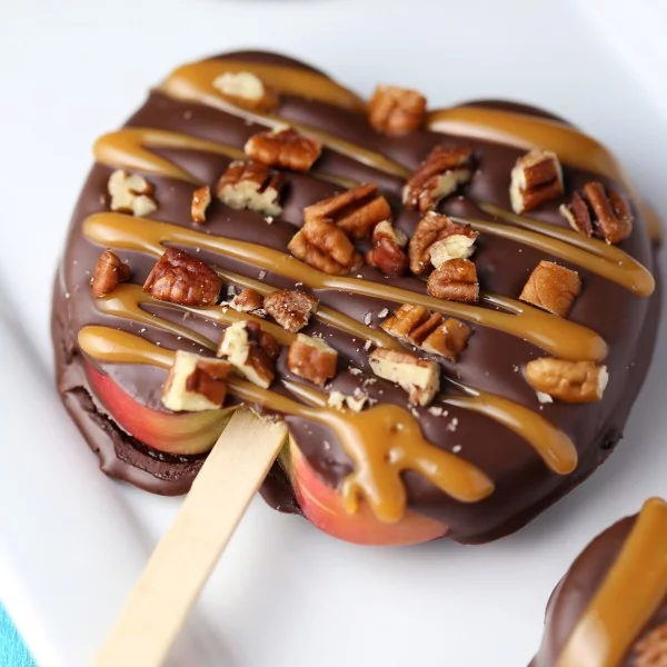 Chocolate Turtle Apple Slices {VIDEO} #apples #food #dessert #snack #recipe
