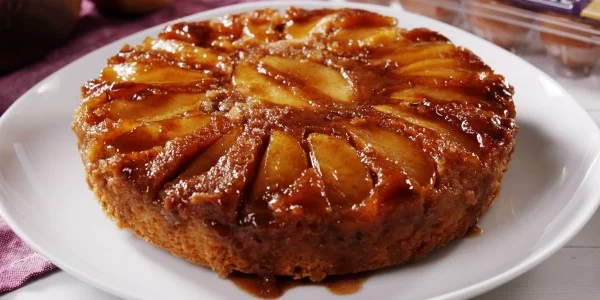 Caramel Apple Upside Down Cake Is The PERFECT Fall Dessert #apples #food #dessert #snack #recipe