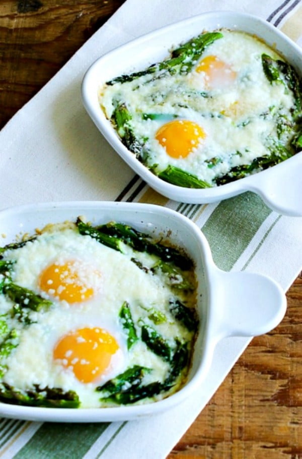 Baked Eggs and Asparagus with Parmesan (Video) #recipe #eggs #breakfast