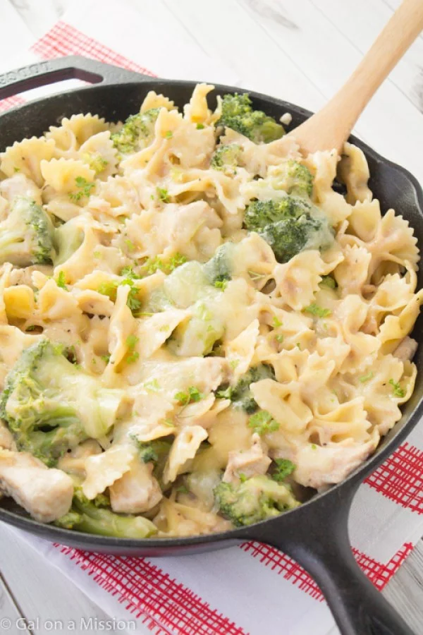 Chicken, Broccoli, & Pasta Skillet Casserole #recipe #broccoli #dinner #food