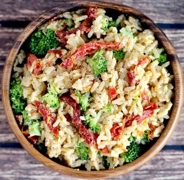 Creamy Rice with Sun-dried Tomatoes and Broccoli #recipe #broccoli #dinner #food