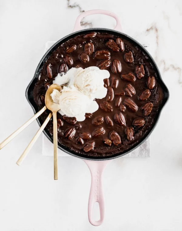 Skillet Texas Chocolate Sheet Cake #recipe #food #dinner #castironskillet