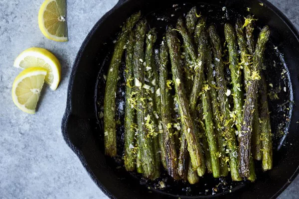 Cast Iron Charred Lemon Garlic Asparagus #recipe #food #dinner #castironskillet