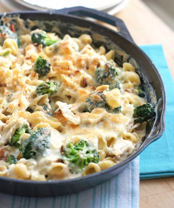 Chicken & Broccoli Skillet Casserole #recipe #food #dinner #castironskillet