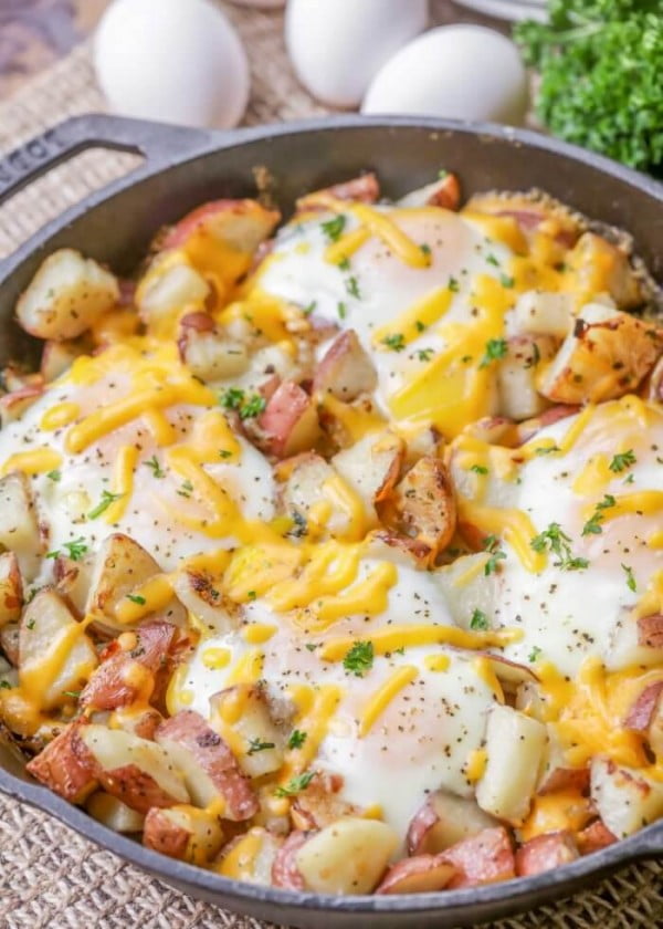 Family-Favorite Eggs and Potatoes Recipe #recipe #food #dinner #castironskillet