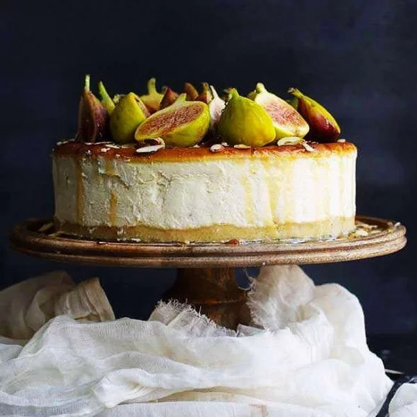 Italian Ricotta Cheesecake Recipe with Fresh Figs and Honey #dessert #cheesecake #recipe