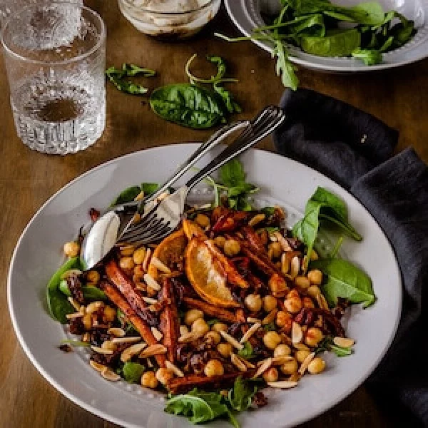 Roasted Moroccan Carrot Salad with chickpeas {vegan} #chickpea #healthy #dinner