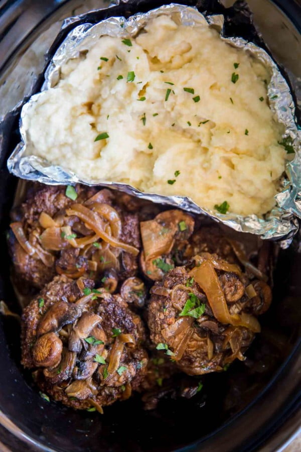 Slow Cooker Salisbury Steak and Mashed Potatoes #crockpot #dinner #beef