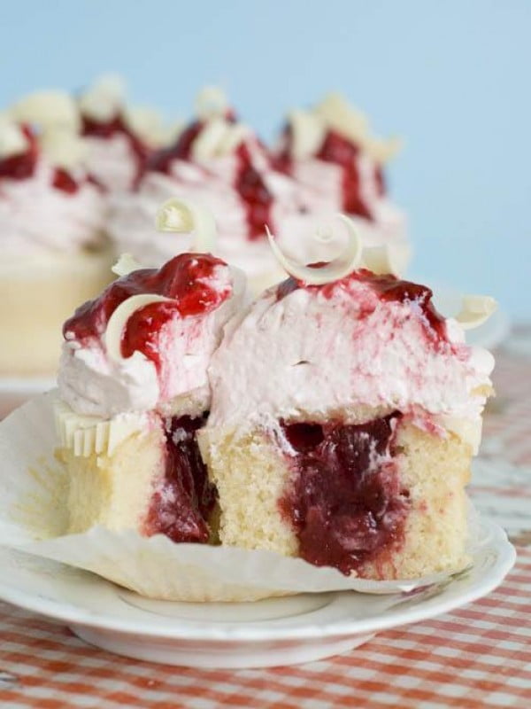 White Chocolate Strawberry Cupcakes #cupcakes #dessert #snack #food #recipe