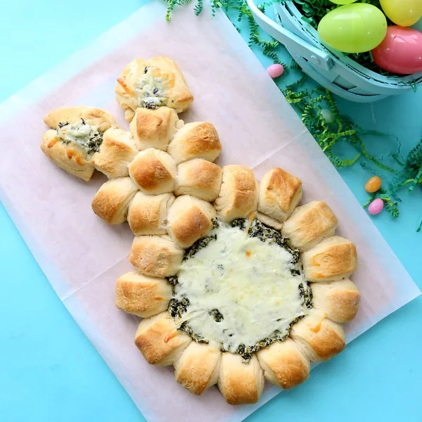 Easter bunny spinach dip {easy Easter appetizer} #easter #dinner #recipe #food