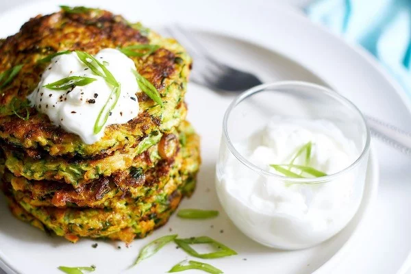 Crispy Garlic Parmesan Zucchini Fritters #zucchini #healthy #recipe #dinner