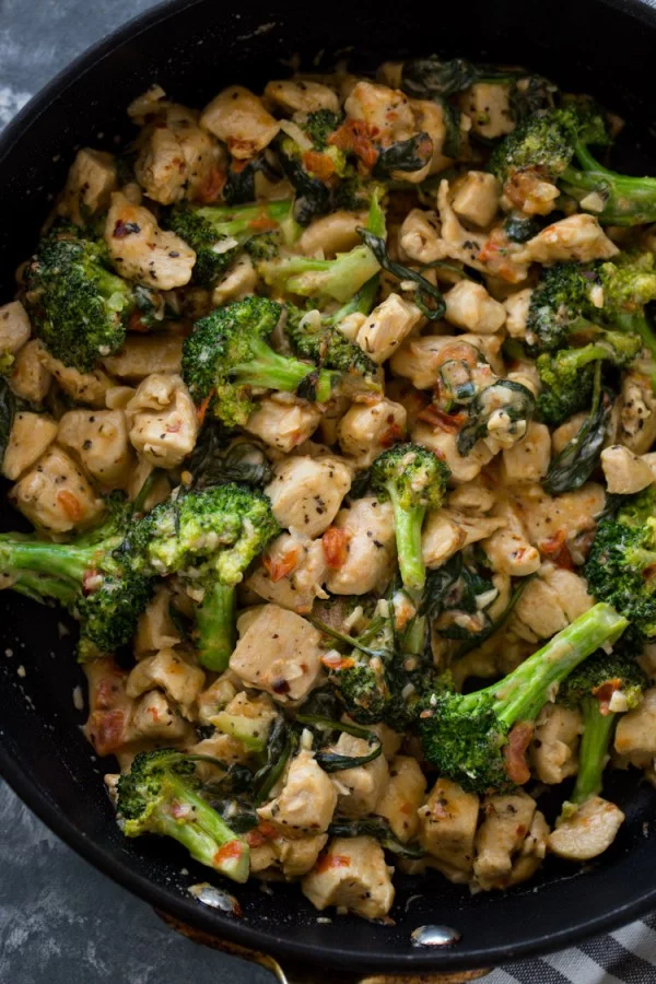 15 Minute Keto Garlic Chicken with Broccoli and Spinach #keto #healthy #dinner #recipe