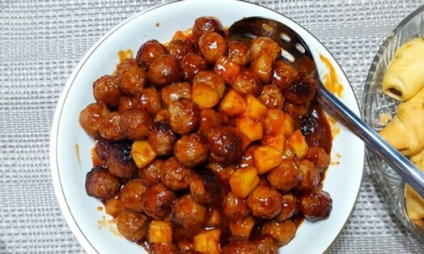 Slow Cooker Pineapple BBQ Meatballs - #meatballs #dinner #recipe