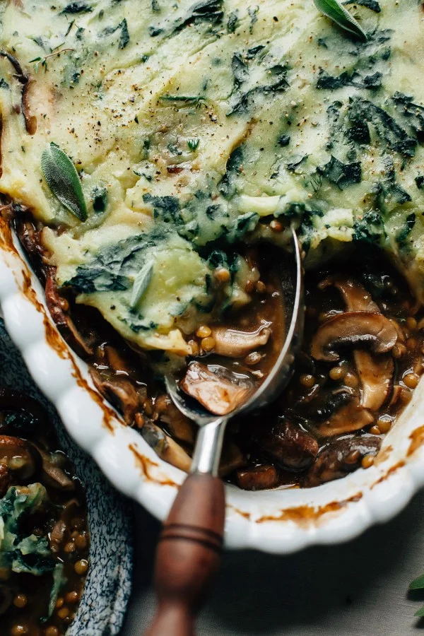 MUSHROOM GRAVY PIE WITH GARLICKY KALE MASHED POTATOES #recipe #potato #dinner