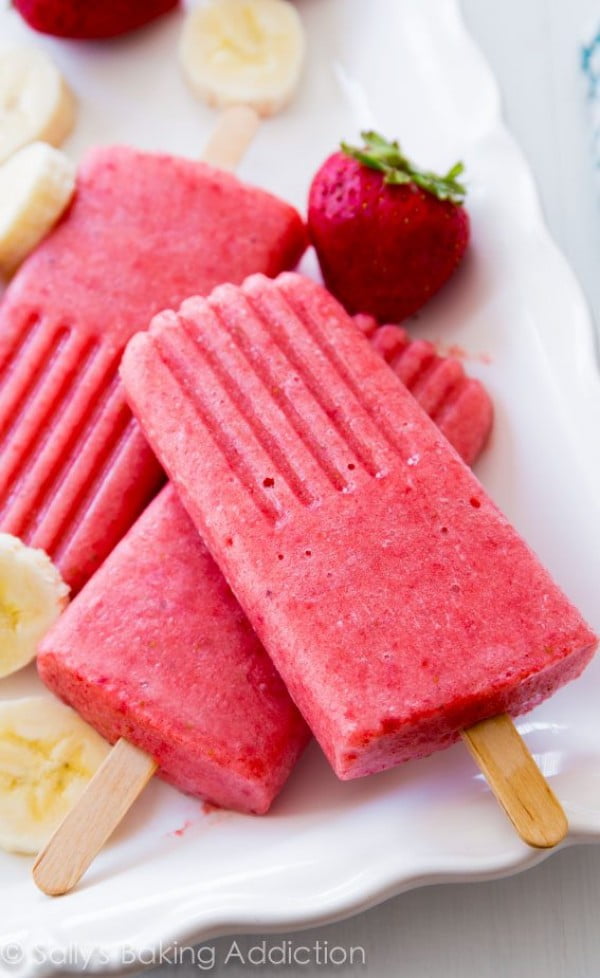 3 Ingredient Strawberry Banana Popsicles. #3ingredients #food #dinner #recipe