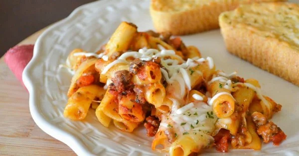 Baked Ziti {5 Ingredients and Freezable} #5ingredient #recipe #food #dinner