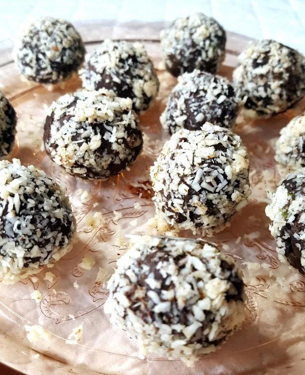 Paleo No Bake Dark Chocolate Avocado Truffles #5ingredient #recipe #food #dinner