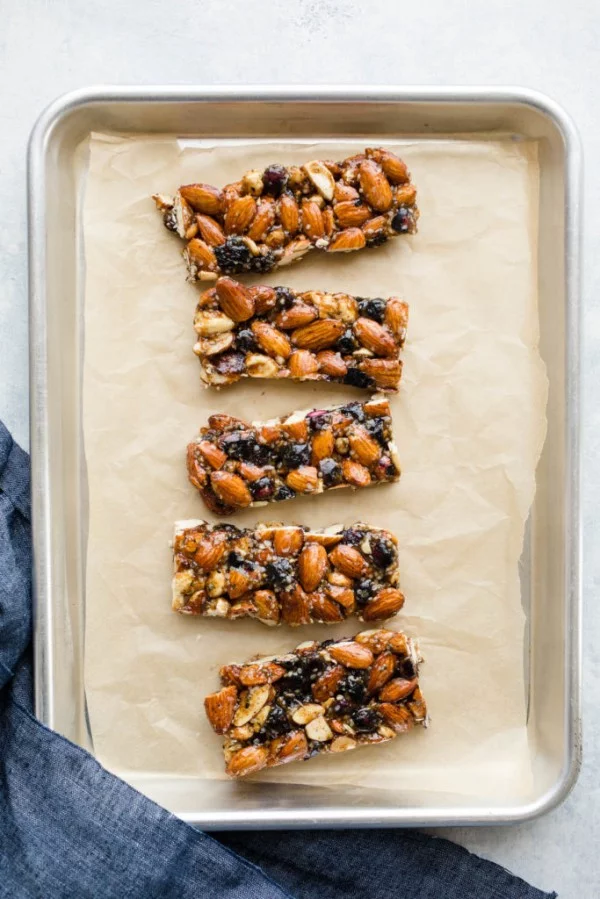 Blueberry Almond Granola Bars (Gluten-Free, Vegan) – Salted Plains #granolabars #snacks #healthy #food #recipe