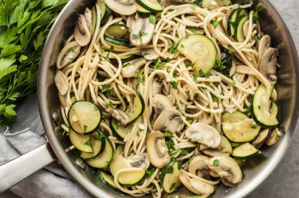 One Pot Zucchini and Mushroom Spaghetti #healthy #onepot #dinner #food #recipe