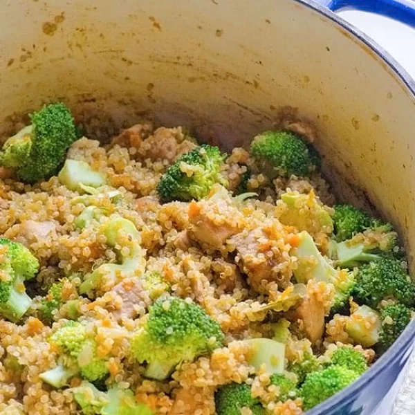 One Pot Quinoa, Chicken and Broccoli #healthy #onepot #dinner #food #recipe
