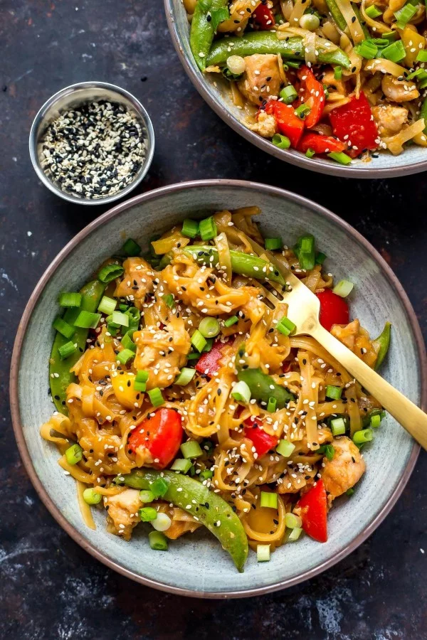 Instant Pot Honey Sesame Chicken Noodle Bowls #instantpot #pressurecooker #noodles #dinner #recipe