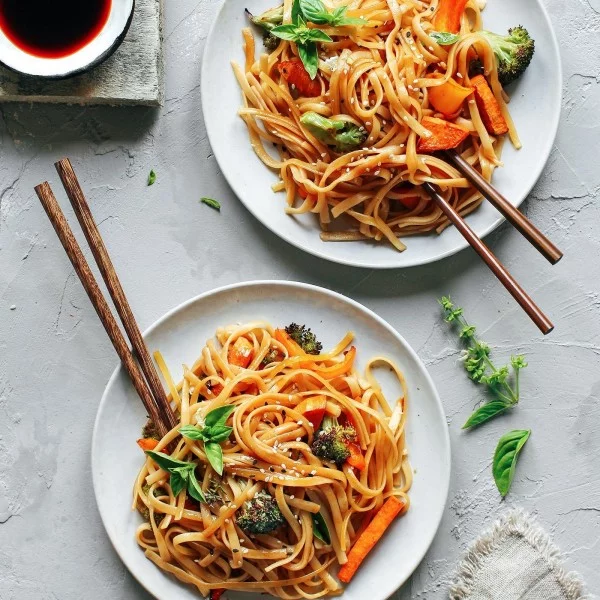Instant Pot Sesame & Basil Noodles with Roasted Veggies #instantpot #pressurecooker #noodles #dinner #recipe