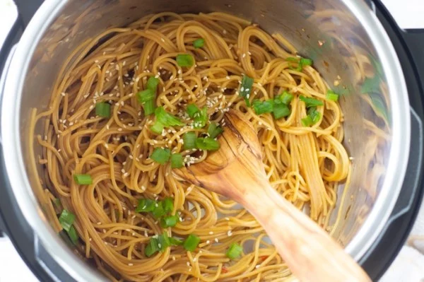 Garlic Instant Pot Noodles #instantpot #pressurecooker #noodles #dinner #recipe