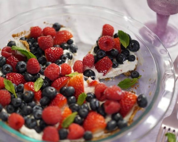 Berry Tart with Honey-Yogurt filling and Graham Cracker Crust #lowfat #healthy #dessert #recipe