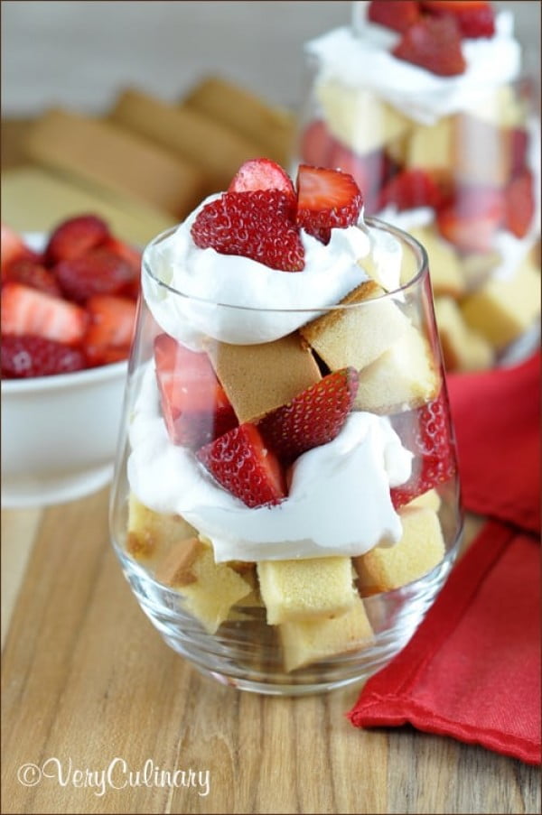 Easy Strawberry Shortcake Parfaits #lowfat #healthy #dessert #recipe