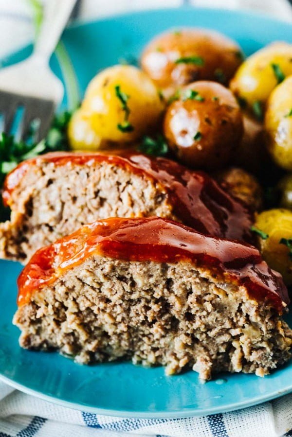 Slow Cooker Meatloaf and Potatoes with Garlic Butter #meatloaf #recipe #dinner