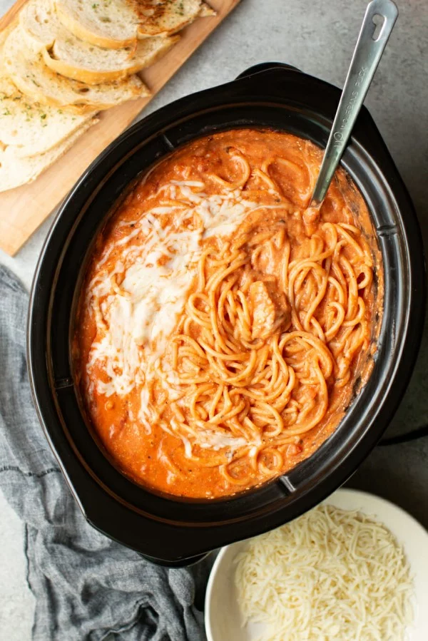 Slow Cooker Creamy Chicken Spaghetti #slowcooker #crockpot #pasta #recipe #dinner #food