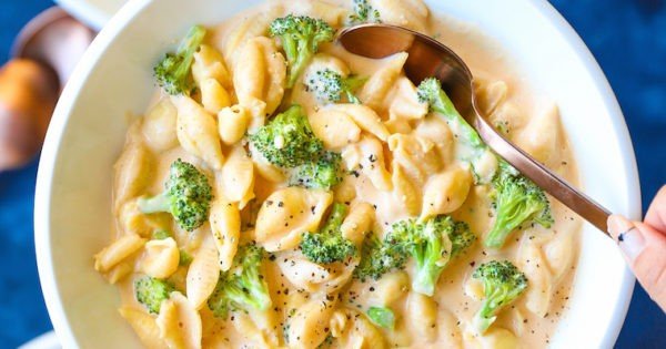 Slow Cooker Creamy Broccoli Mac and Cheese #slowcooker #crockpot #pasta #recipe #dinner #food