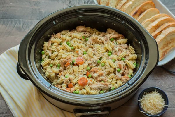 Garlic Butter Chicken and Pasta #slowcooker #crockpot #pasta #recipe #dinner #food