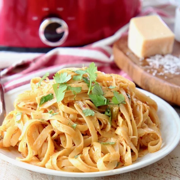Crock Pot Buffalo Chicken Alfredo #slowcooker #crockpot #pasta #recipe #dinner #food