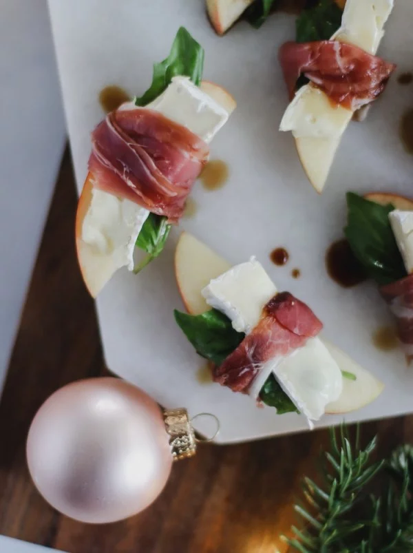 prosciutto wrapped apples with brie and balsamic #smallbites #partyfood #snack #recipe